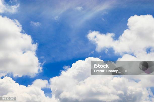 Foto de Sky e mais fotos de stock de Alto - Descrição Geral - Alto - Descrição Geral, Ambiente - Evento, Azul