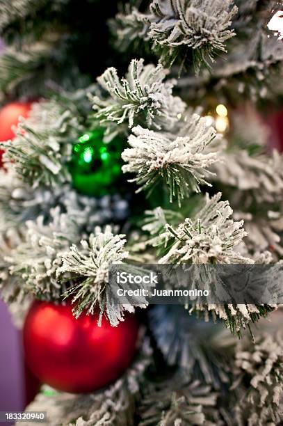 Foto de Close Up Neve Artificial Árvore De Natal Com Decoração e mais fotos  de stock de Bola de Árvore de Natal - iStock