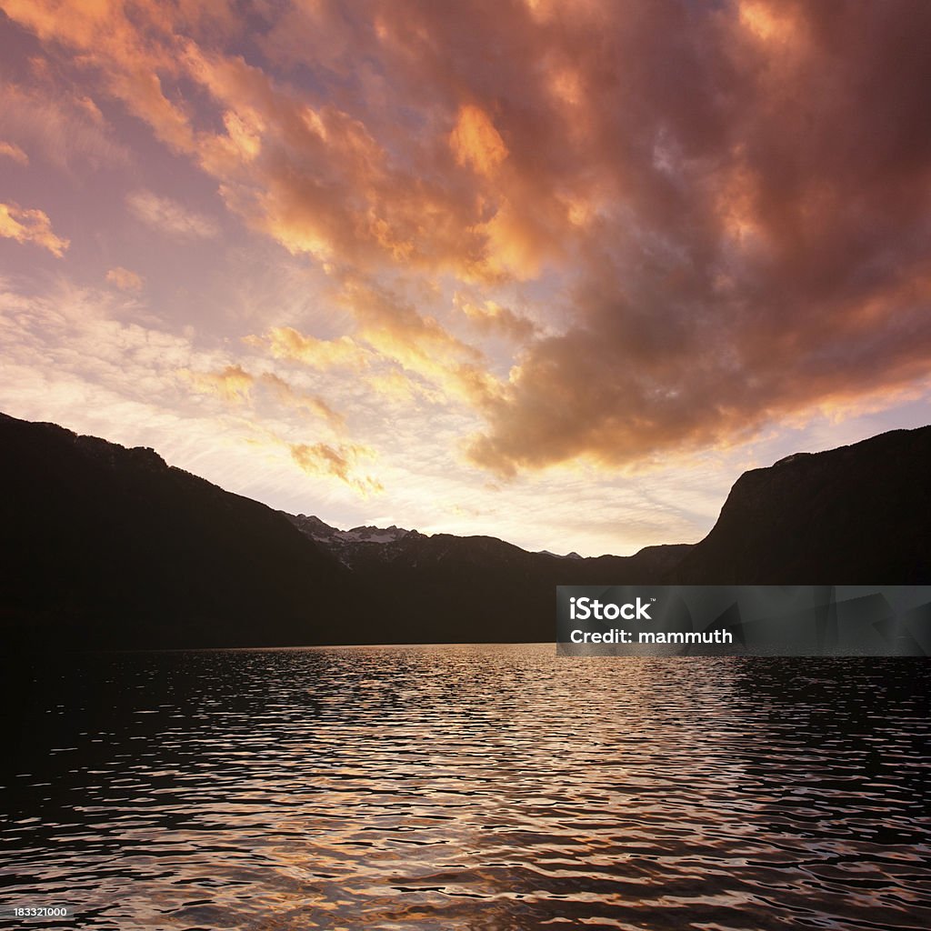 Atardecer en el lago de montaña - Foto de stock de Agua libre de derechos