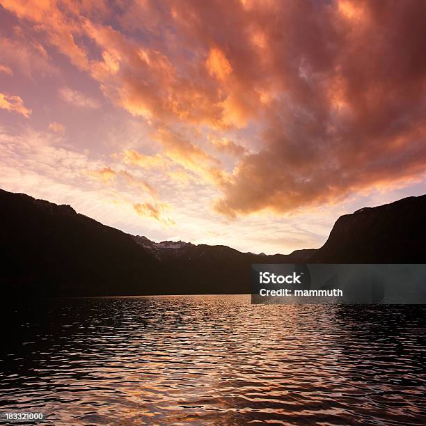 Atardecer En El Lago De Montaña Foto de stock y más banco de imágenes de Agua - Agua, Agua estancada, Agua potable