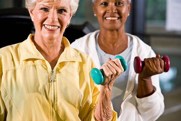 multiraciale femmes seniors faire de l'exercice, de la musculation handweights - sc0450 photos et images de collection