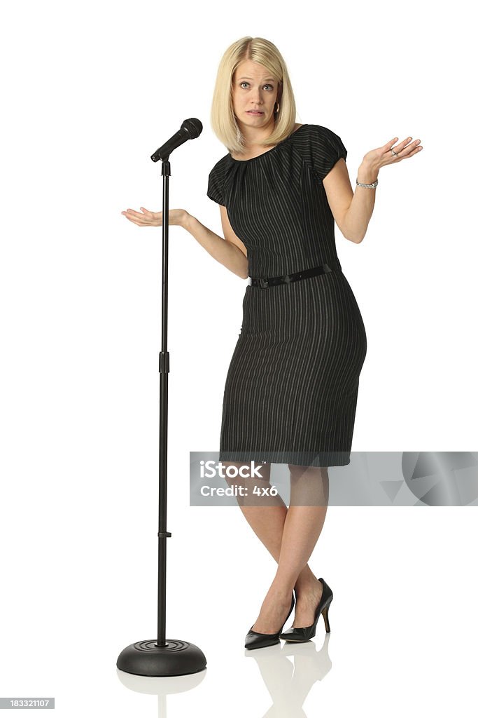 Femme d'affaires nerveux au microphone - Photo de Micro libre de droits