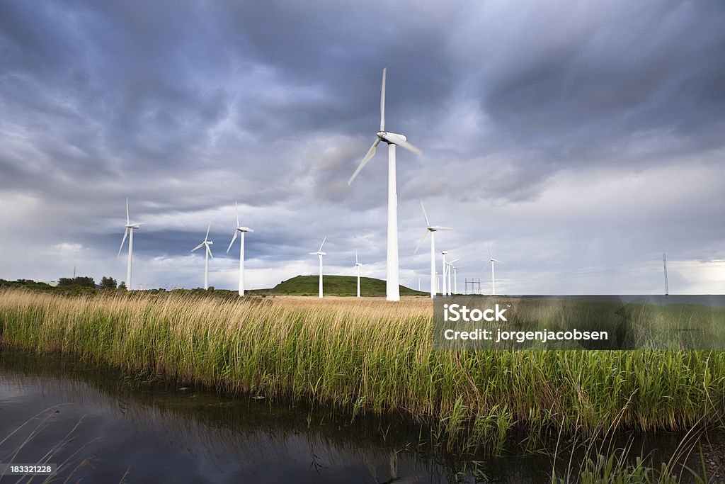 Ветряная мельница пейзаж - Стоковые фото Ветрян�ая электростанция роялти-фри
