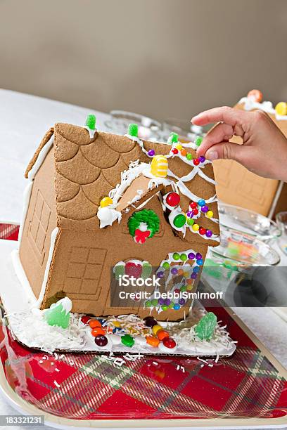 Foto de Fazer Uma Casa De Pão De Mel e mais fotos de stock de Casa de Gingerbread - Casa de Gingerbread, Fazer, Aplicar