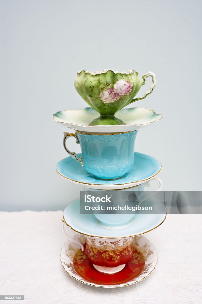 Teacups bilanciamento - Foto stock royalty-free di Antico - Vecchio stile
