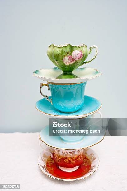 Teacups Equilíbrio - Fotografias de stock e mais imagens de Antiguidade - Antiguidade, Chávena de Café, Pilha - Arranjo