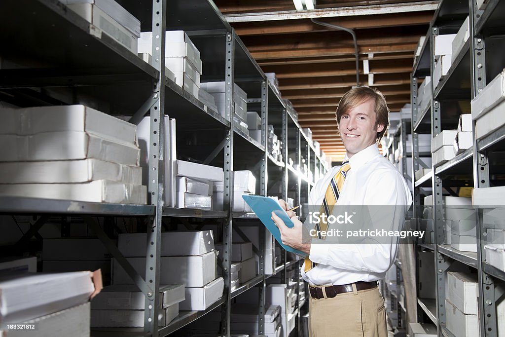 Sonriente hombre con un portapapeles almacén - Foto de stock de Adulto libre de derechos
