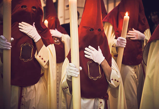 nazarenos durant la semaine sainte - spain seville sevilla andalusia photos et images de collection