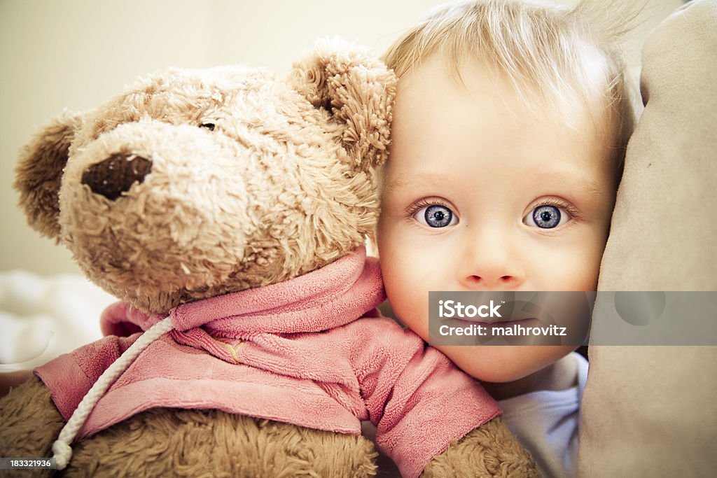 Liitle niño con Osito de peluche - Foto de stock de 6-11 meses libre de derechos