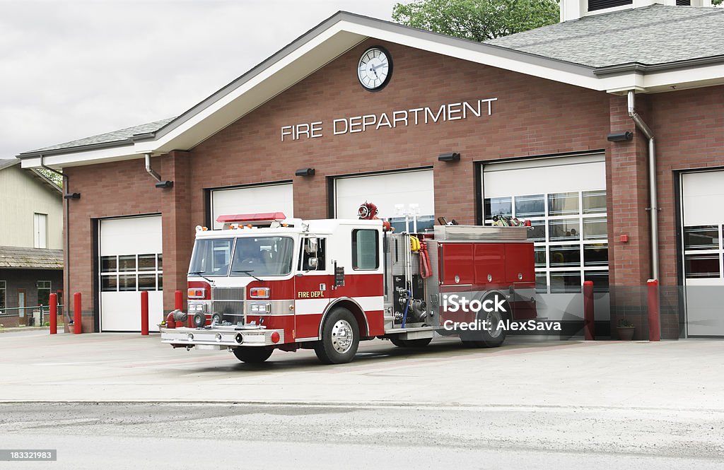 Caminhão de bombeiros - Foto de stock de Quartel de bombeiros royalty-free