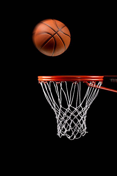 palla e canestro da basket rete vista laterale - basketball slam dunk basketball hoop sport foto e immagini stock