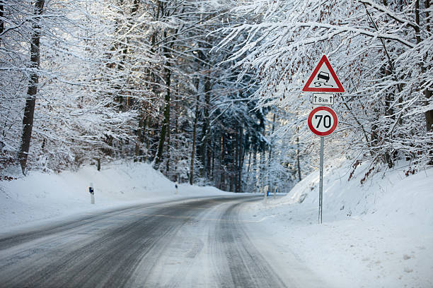 снег скрытой сельская дорога - fahrspur стоковые фото и изображения