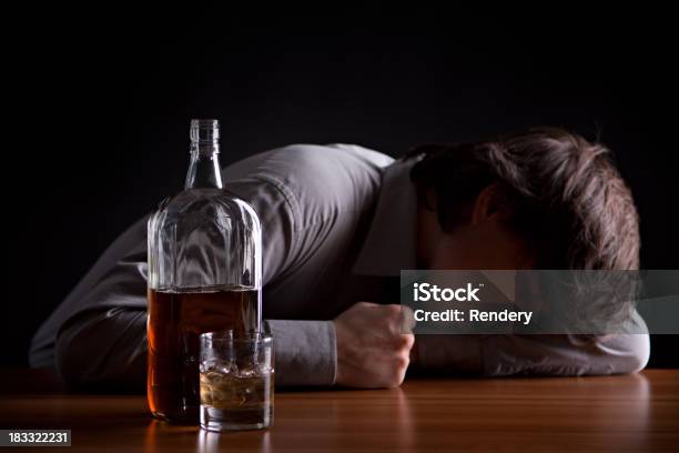 アルコール依存症 - アルコール依存症のストックフォトや画像を多数ご用意 - アルコール依存症, アルコール飲料, ウイスキー