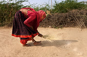 indian-senior-frau-herrlichen-den-hof-bishnoi-dorf-bundesstaat-rajasthan.jpg?b=1&s=170x170&k=20&c=TKy1MDVebrulgntT9DJHHAjg_ABAXEivrVpFO7ypDEk=