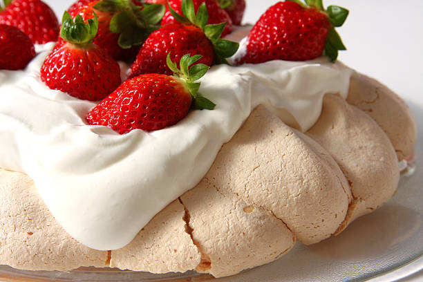 Pavlova con fresa - foto de stock