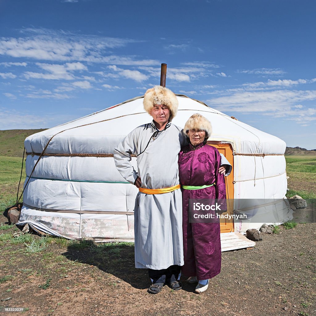 couple dans un vêtement national mongol - Photo de Peuple nomade libre de droits