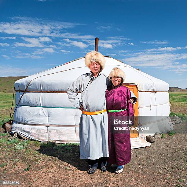 Photo libre de droit de Couple Dans Un Vêtement National Mongol banque d'images et plus d'images libres de droit de Peuple nomade - Peuple nomade, Culture mongole, Mongolie indépendante
