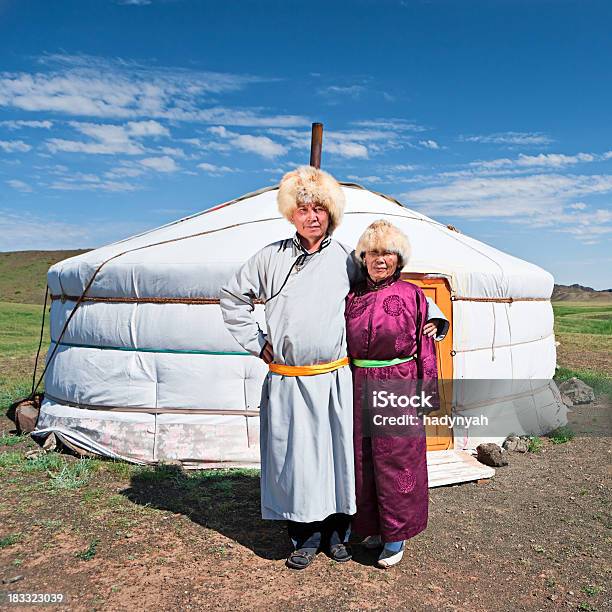 Mongolski Para W Odzież Narodowy - zdjęcia stockowe i więcej obrazów Ludy wędrowne - Ludy wędrowne, Kultura mongolska, Mongolia