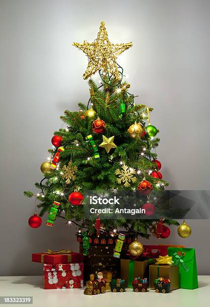 Photo libre de droit de Sapin De Noël banque d'images et plus d'images libres de droit de Aiguille - Partie d'une plante - Aiguille - Partie d'une plante, Arbre, Boule de Noël