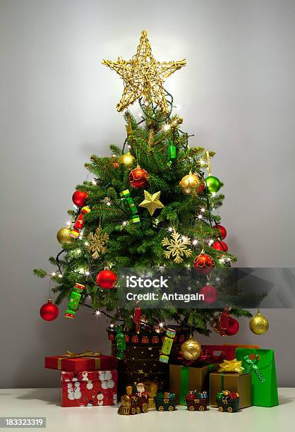크리스마스 트리 0명에 대한 스톡 사진 및 기타 이미지 - 0명, 가문비나무, 금색