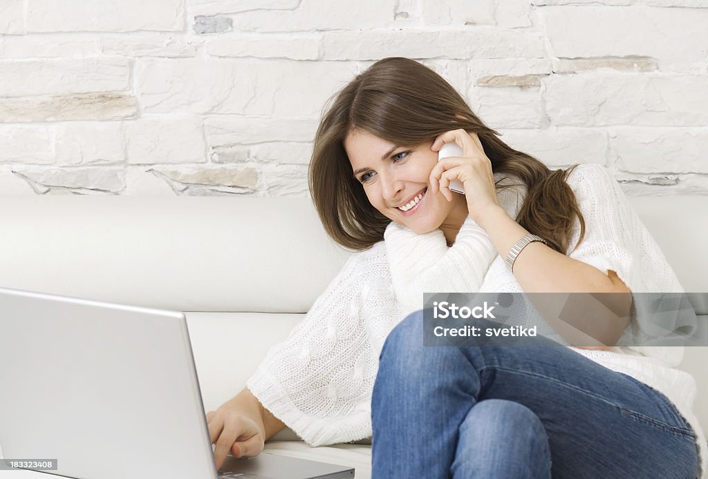 Mulher jovem feliz com computador portátil. - Royalty-free 30-34 Anos Foto de stock