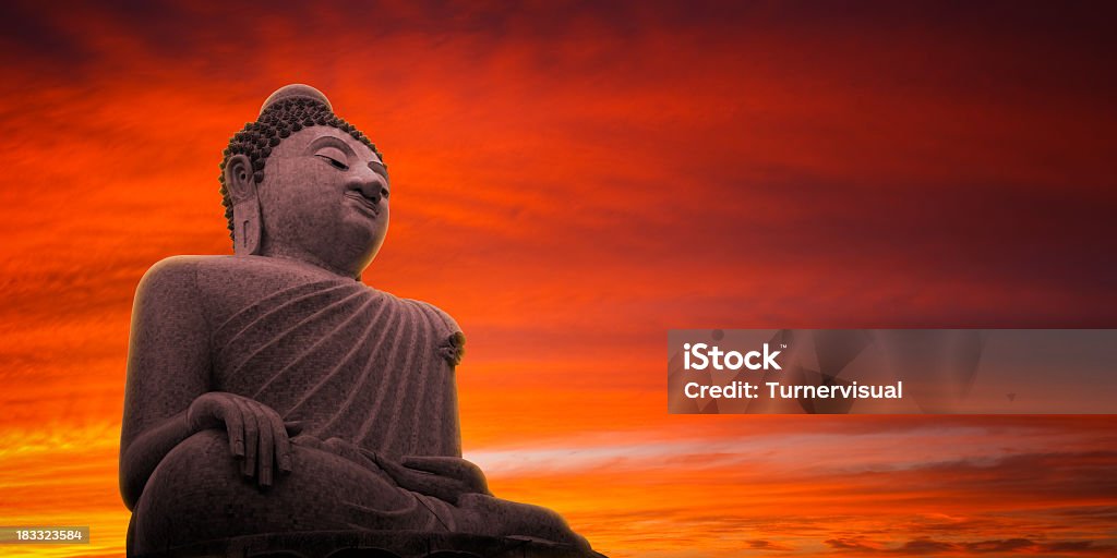 Большой Будда на закате - Стоковые фото Гигантский Будда роялти-фри