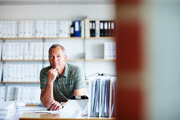 arsitek pria percaya diri mengerjakan proyek baru - arsitek foto potret stok, foto, & gambar bebas royalti