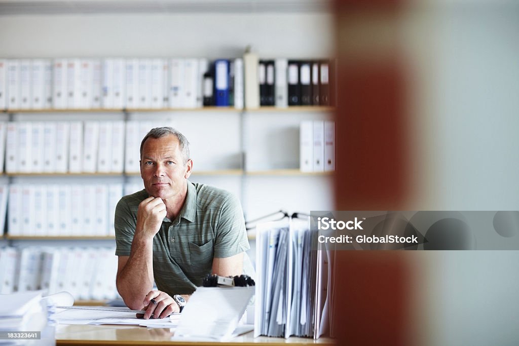 Confiante homem arquiteto trabalhando em novo projeto - Foto de stock de Administrador royalty-free