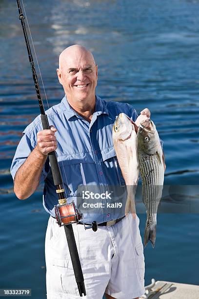 Anziano Pescatore Con Asta E Pesce Fresco - Fotografie stock e altre immagini di 60-64 anni - 60-64 anni, 60-69 anni, Abbigliamento casual