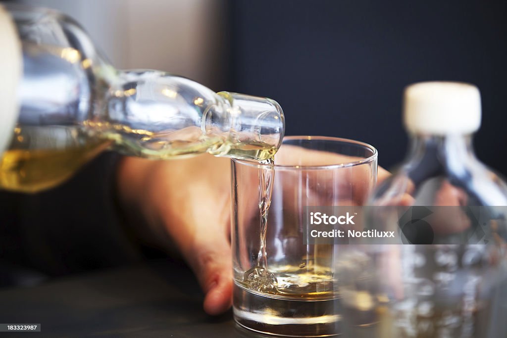 Versare un bicchiere di whiskey d'annata - Foto stock royalty-free di Whisky