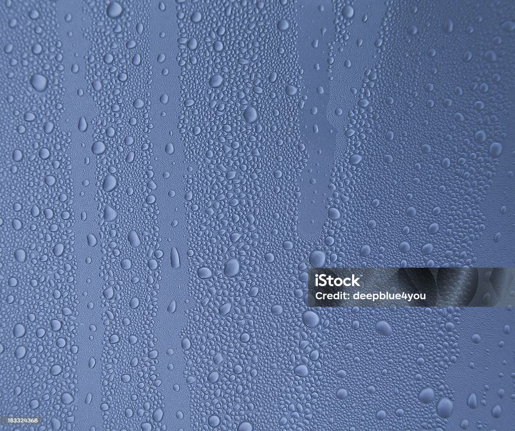 Gocce d'acqua su blu motorhood elegante - Foto stock royalty-free di Autolavaggio