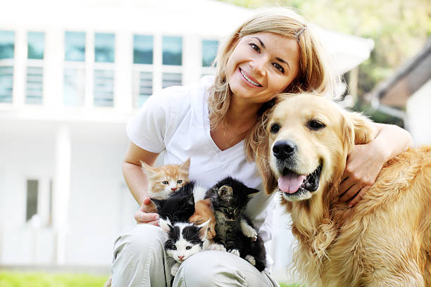 bella ragazza godendo all'aperto con gli animali domestici. - golden retriever friendship white small foto e immagini stock