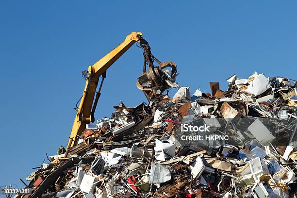 Foto de Metal Latas De Ferro Velho E Céu Azul Com Guindaste Levantamento De Lixo e mais fotos de stock de Alumínio