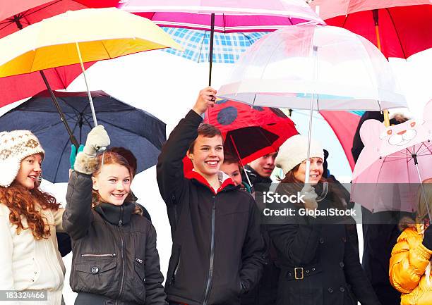 Glückliche Junge Teenager Holding Regenschirm Stockfoto und mehr Bilder von Aufregung - Aufregung, Einheitlichkeit, Erwachsene Person