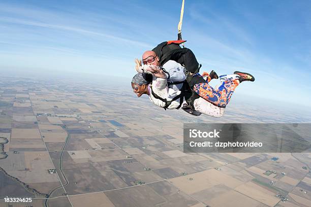 Photo libre de droit de Banque Photo Libre De Droits Tandem Parachutistes Ont banque d'images et plus d'images libres de droit de Parachutisme en chute libre