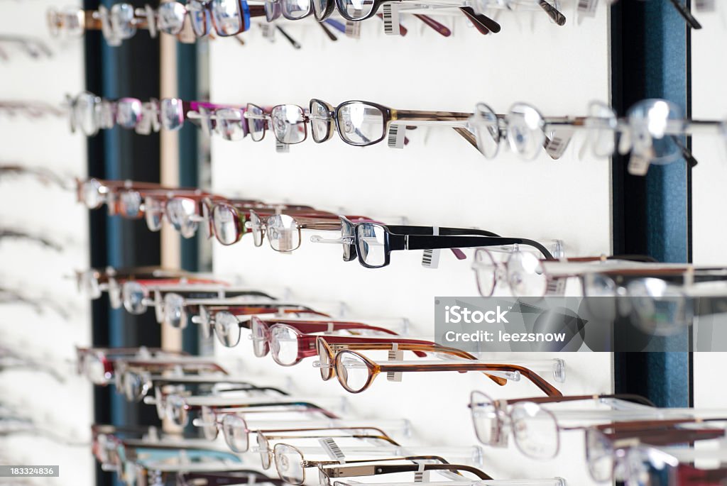 Ściany optyk okulary w biurze - Zbiór zdjęć royalty-free (Okulary)