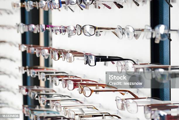 Foto de Parede De Óculos No Escritório Optometrista e mais fotos de stock de Óculos - Óculos, Fileira, Fotografia - Imagem