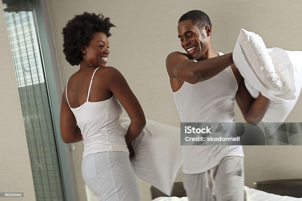 Afro-americana casal em uma luta de travesseiros - Foto de stock de 20 Anos royalty-free