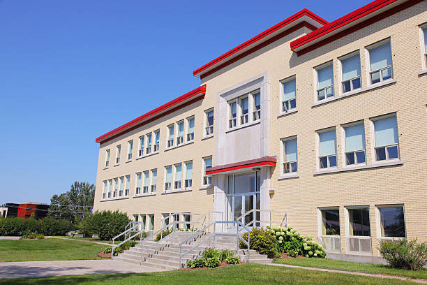 bâtiment de l'école moderne en été - elementary school building photos et images de collection