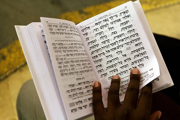 black jew czytanie sidur - hebrew script judaism jewish ethnicity book zdjęcia i obrazy z banku zdjęć