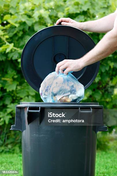 Photo libre de droit de Détritus banque d'images et plus d'images libres de droit de Boîte à ordures ménagères - Boîte à ordures ménagères, Concepts, Couleur verte