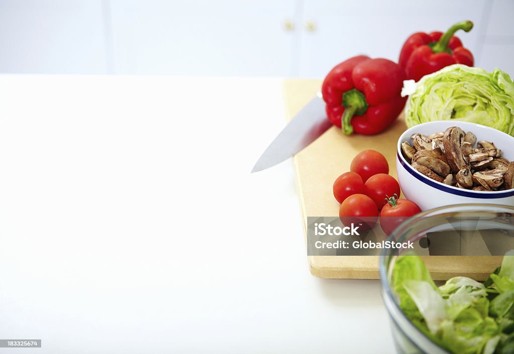 Variedade de legumes em uma tábua de cortar com uma faca. - Foto de stock de Alimentação Saudável royalty-free