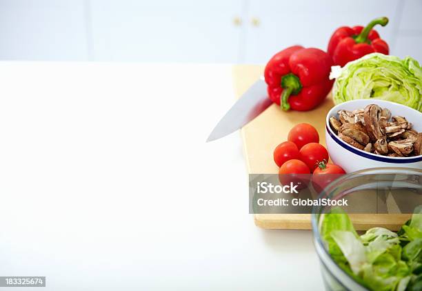 Foto de Variedade De Legumes Em Uma Tábua De Cortar Com Uma Faca e mais fotos de stock de Alimentação Saudável