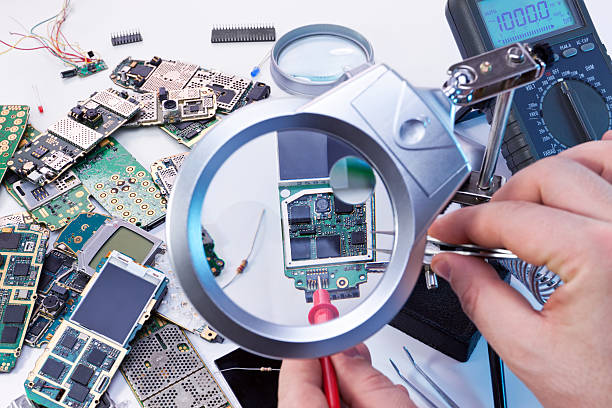 elektronische-service - electronics industry circuit board capacitor tweezers stock-fotos und bilder