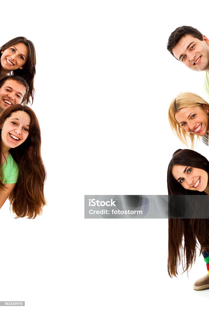 Grupo de Seis jovens a espreitar por trás de banner em branco sinal - Royalty-free Branco Foto de stock