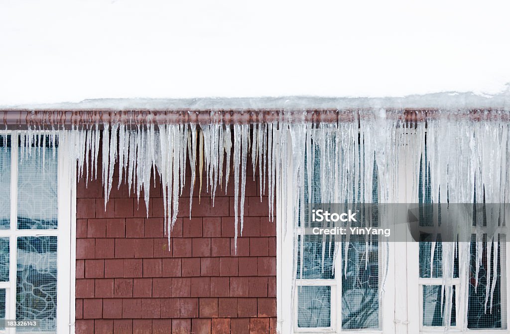 빙판 어미, 인공눈 지붕, Icicles 윈터 하우스 손상을 초래하고 - 로열티 프리 지붕 스톡 사진