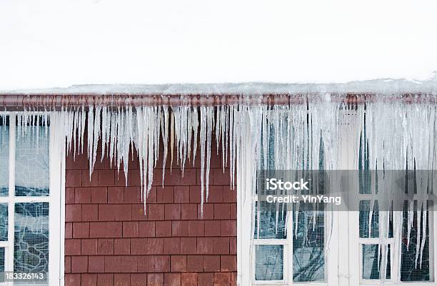 빙판 어미 인공눈 지붕 Icicles 윈터 하우스 손상을 초래하고 지붕에 대한 스톡 사진 및 기타 이미지 - 지붕, 고드름, 냉동된