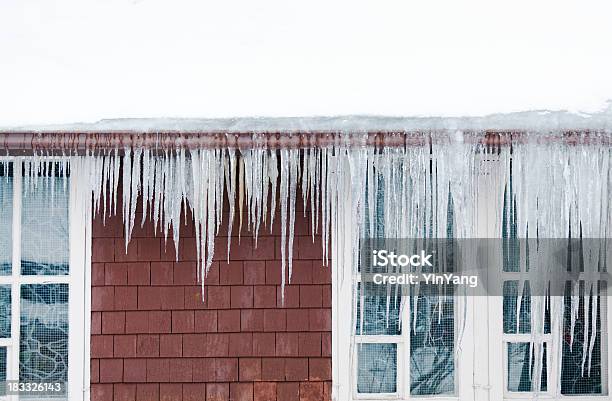 Mães De Gelo Neve No Telhado De Casa De Inverno Icicles Causar Danos - Fotografias de stock e mais imagens de Telhado