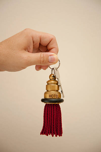 ręka trzyma klucz hotelowy - hotel key key hotel isolated zdjęcia i obrazy z banku zdjęć