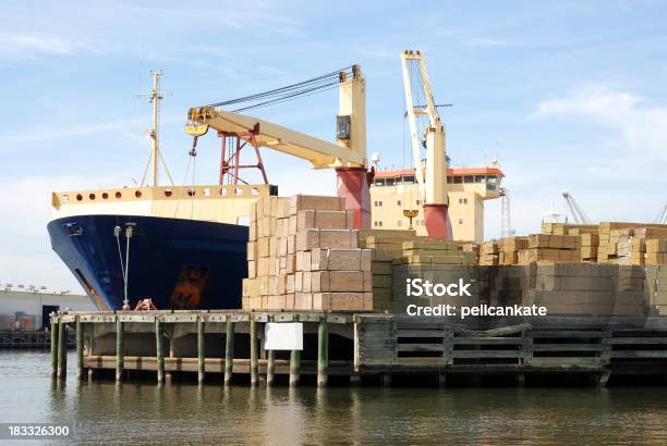 Envio De Madeireira - Fotografias de stock e mais imagens de Madeira de Construção - Madeira de Construção, Transporte de mercadoria, Expedir